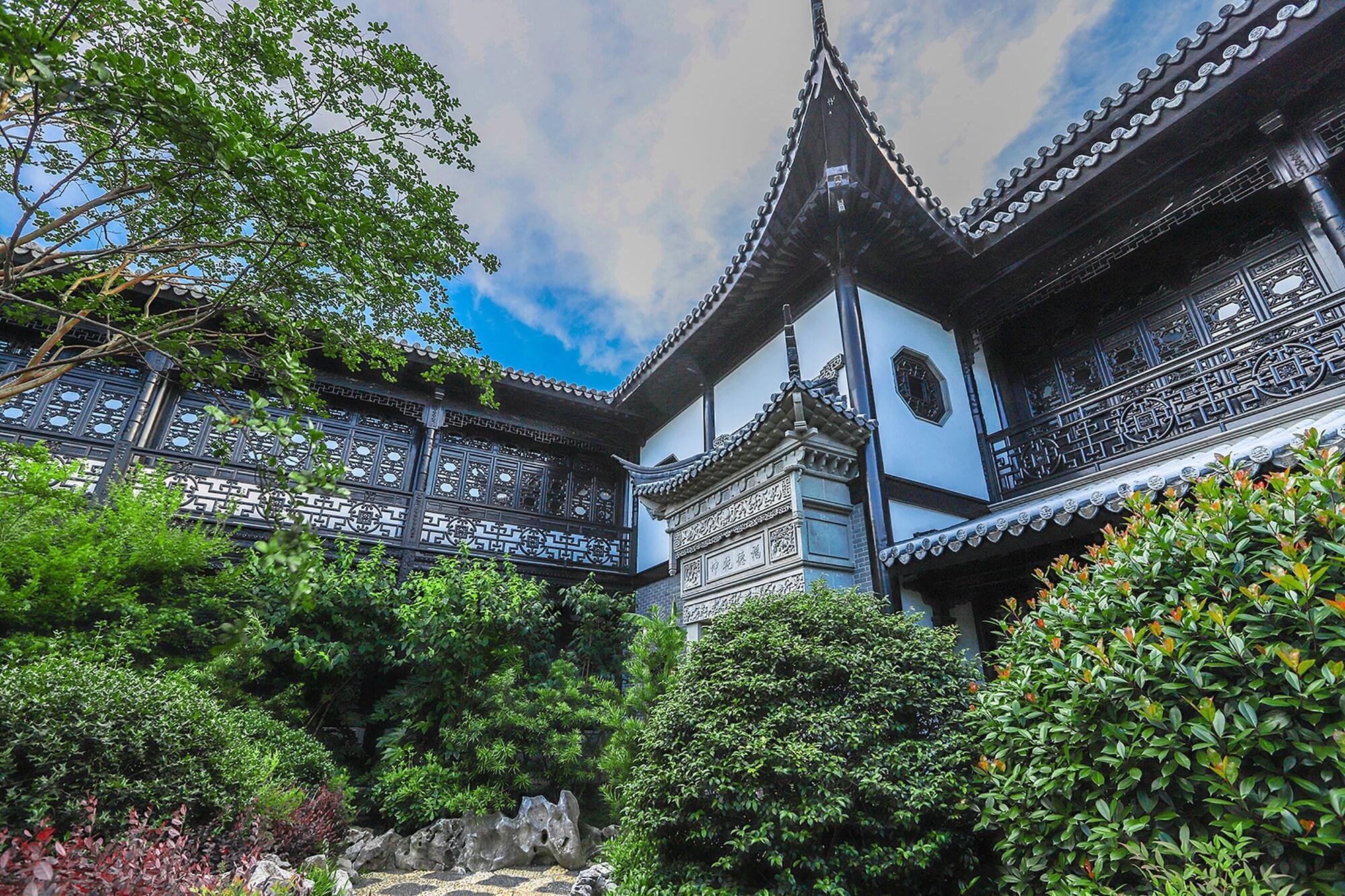 Royal Garden Hotel Shanghai-Free Shuttle To And From Disney & Pvg & Close Metro Line2 Easy To Sha New Expo Zewnętrze zdjęcie