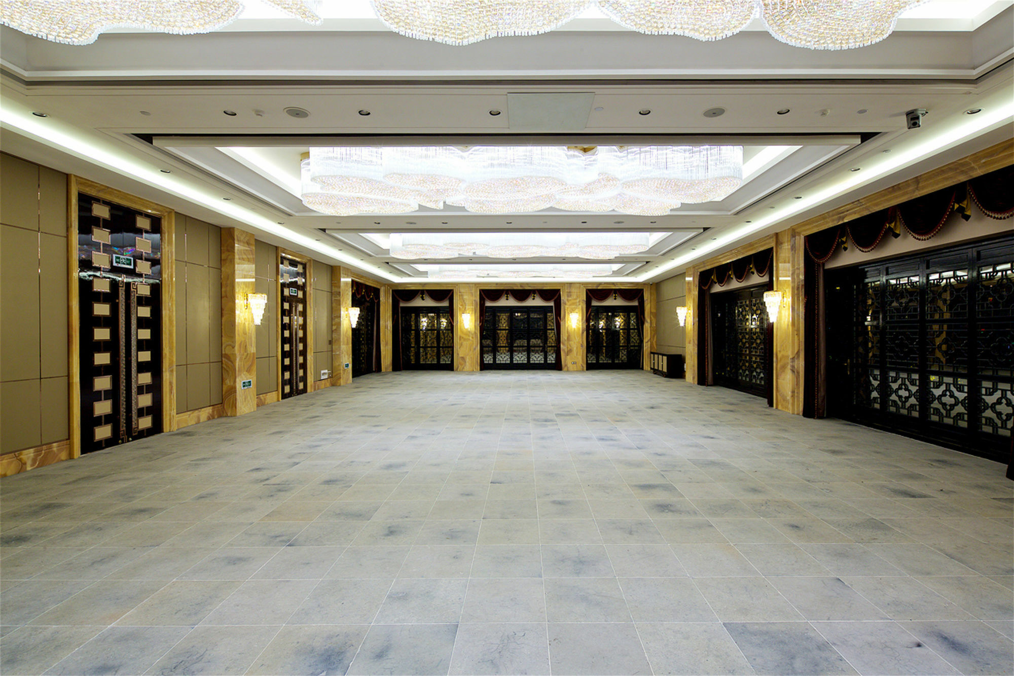 Royal Garden Hotel Shanghai-Free Shuttle To And From Disney & Pvg & Close Metro Line2 Easy To Sha New Expo Zewnętrze zdjęcie
